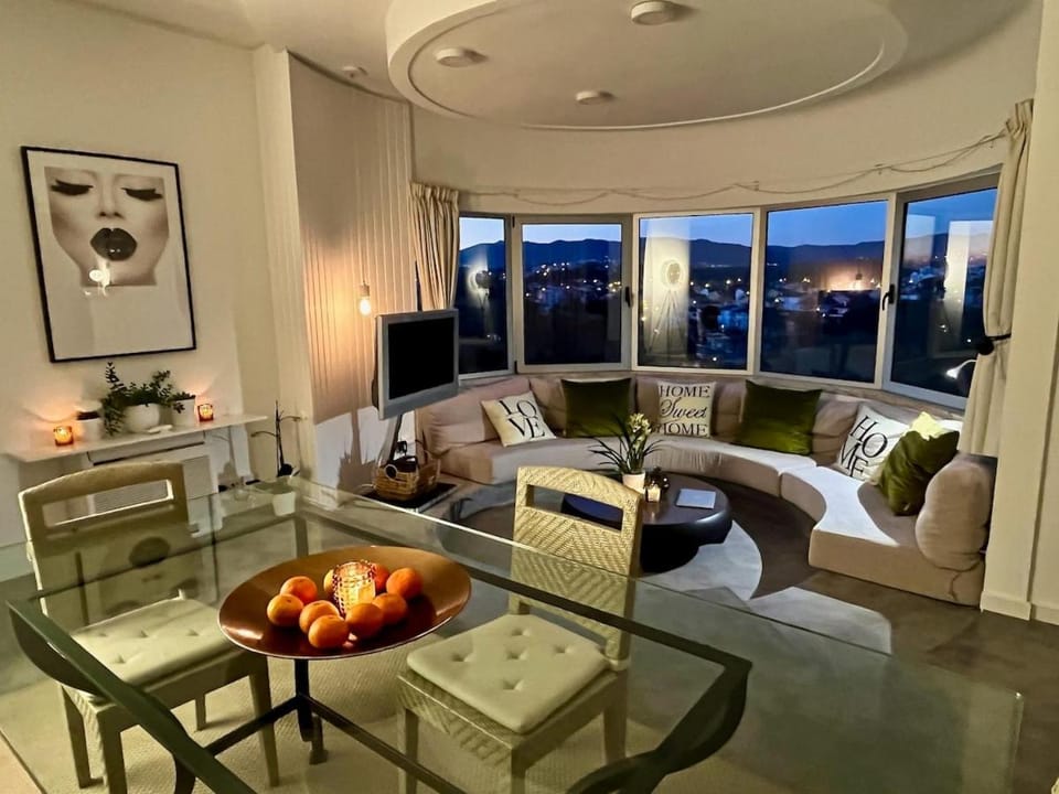 Living room, Seating area, Dining area, Evening entertainment