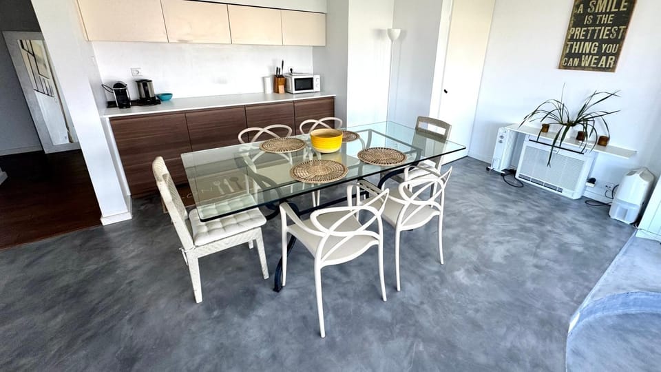 Coffee/tea facilities, Kitchen or kitchenette, Seating area, Dining area