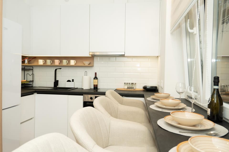 Kitchen or kitchenette, Dining area