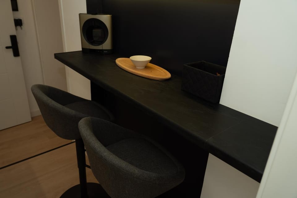 Seating area, minibar