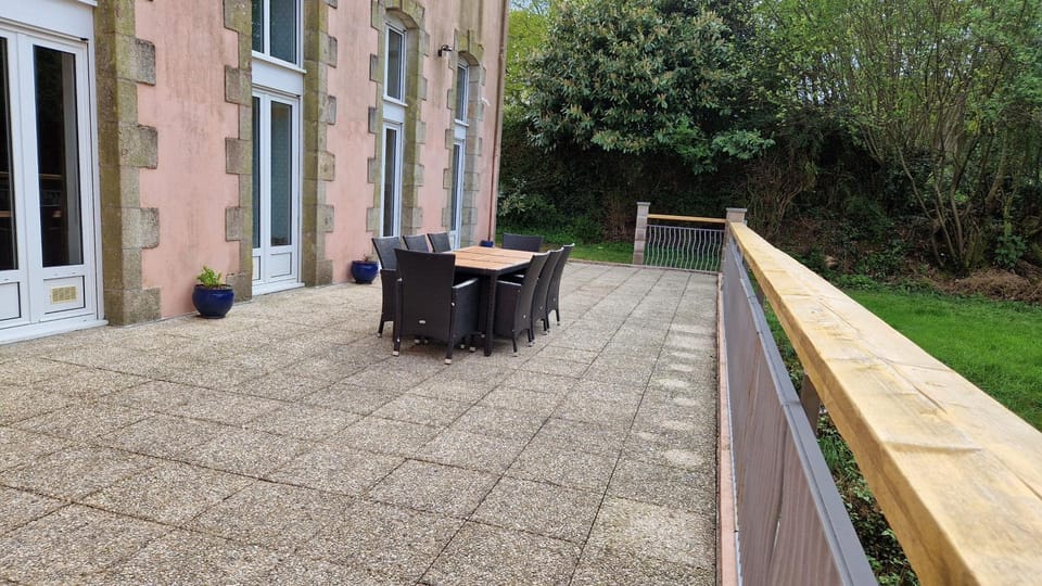 House - Sleeps 10 - Garden - Pets Ok - Games Room House in Brittany