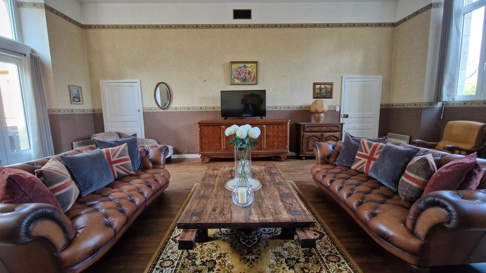 House - Sleeps 10 - Garden - Pets Ok - Games Room House in Brittany