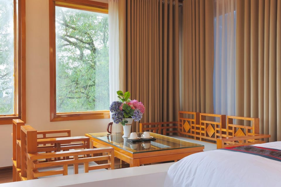 Bed, Seating area, Bedroom