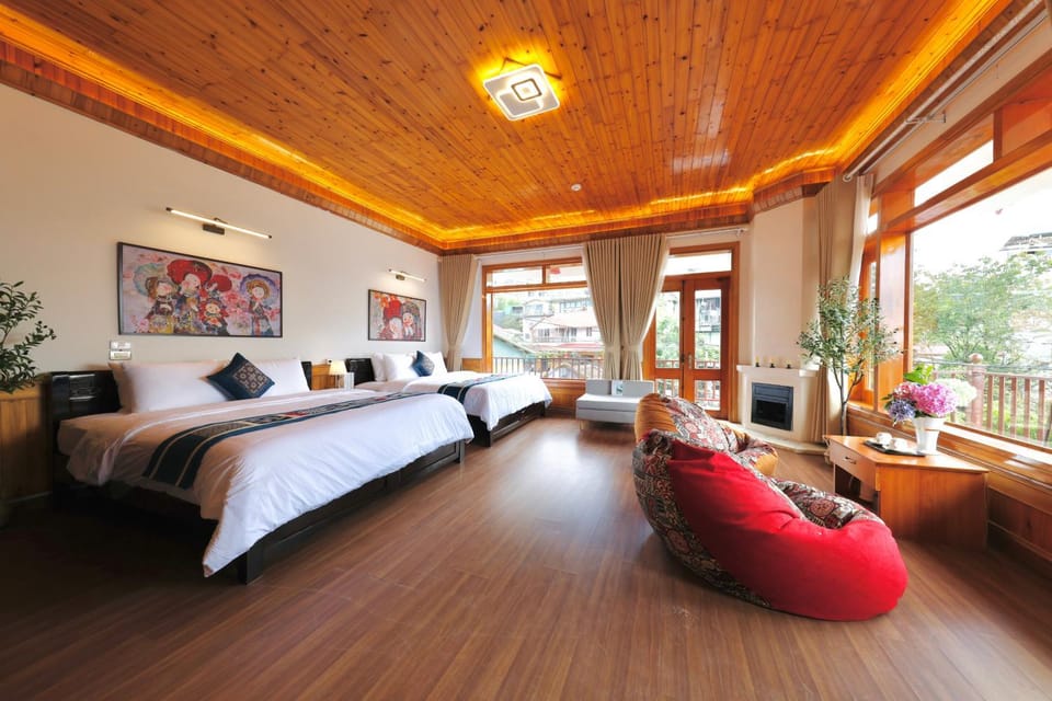 Bed, Photo of the whole room, Seating area, Bedroom