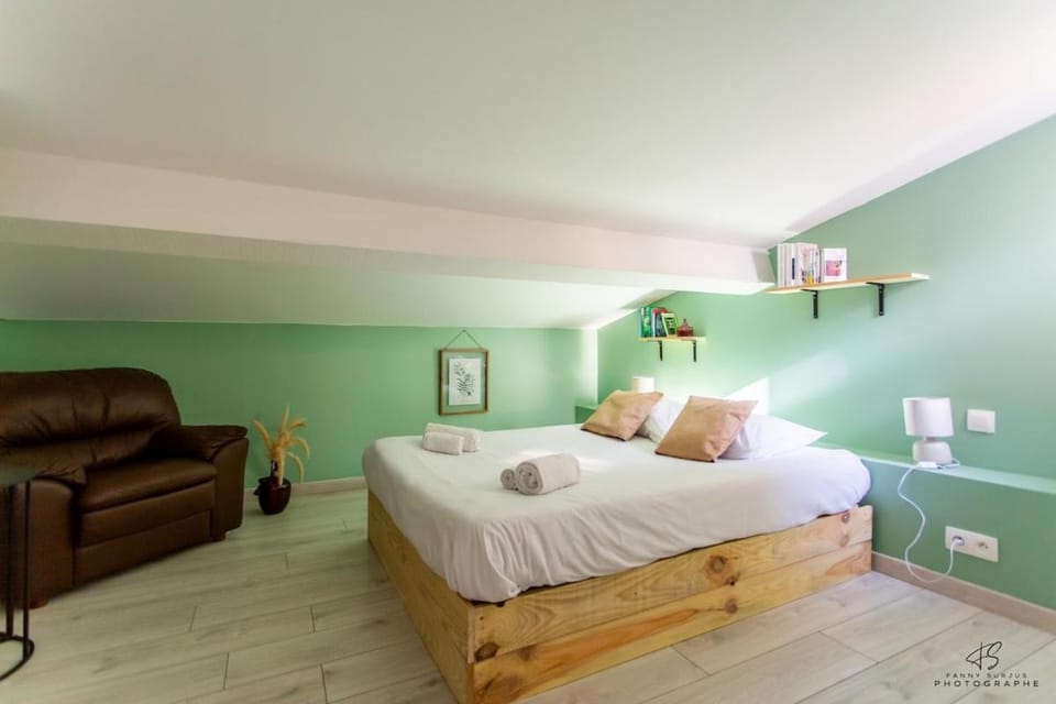 Bed, Photo of the whole room, Bedroom