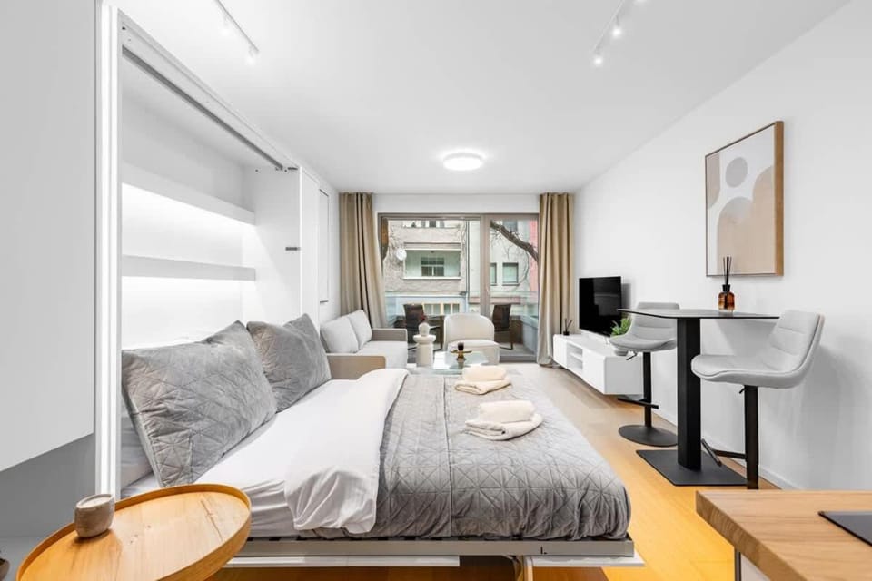 Bed, TV and multimedia, Living room, Photo of the whole room, Seating area, Dining area, Bedroom