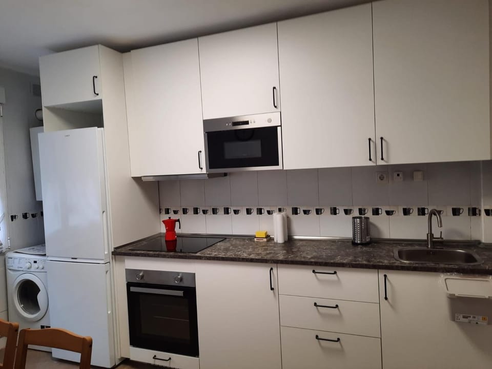Kitchen or kitchenette, oven, toaster, washing machine