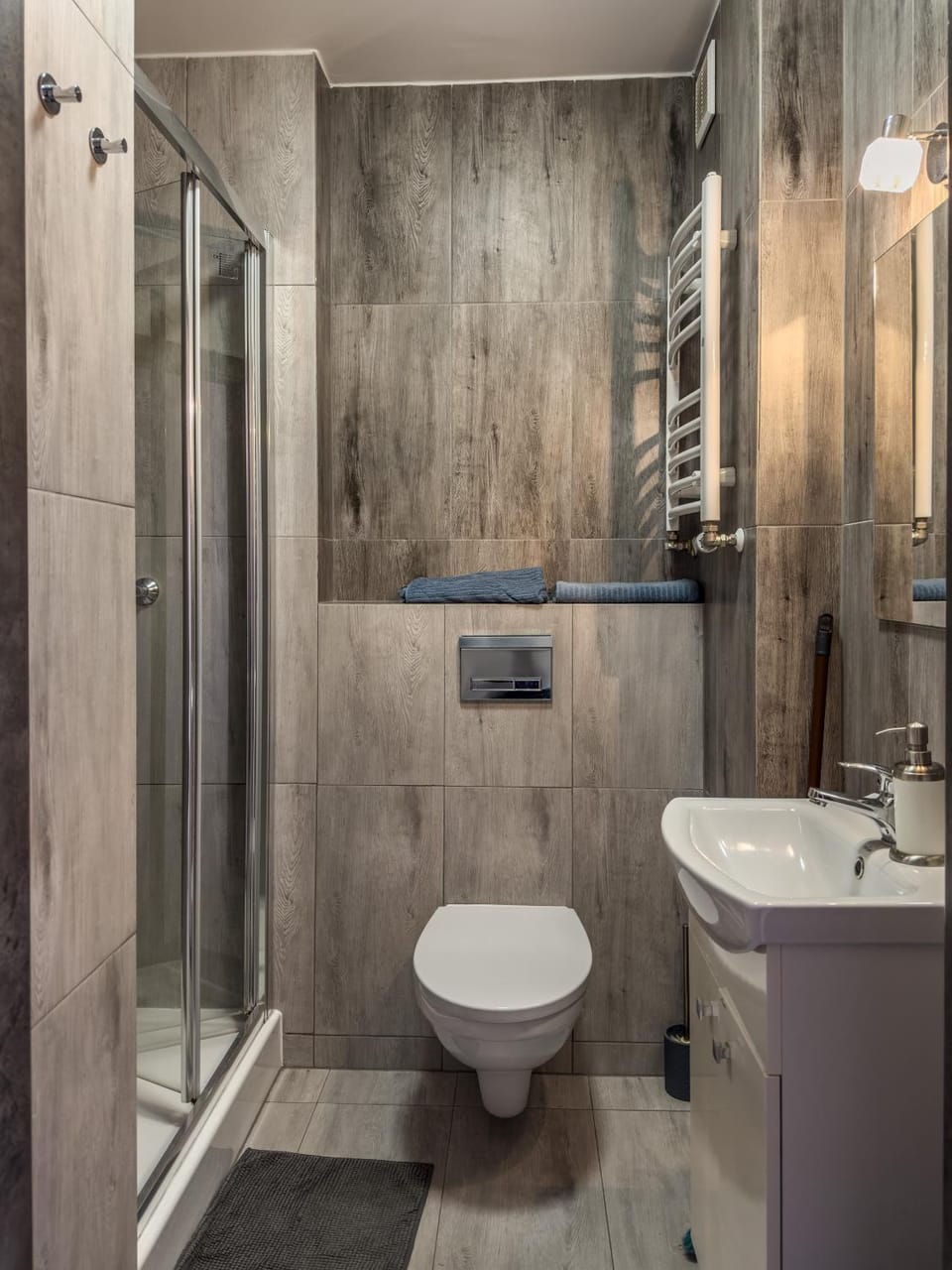 Shower, Toilet, Bathroom, towels