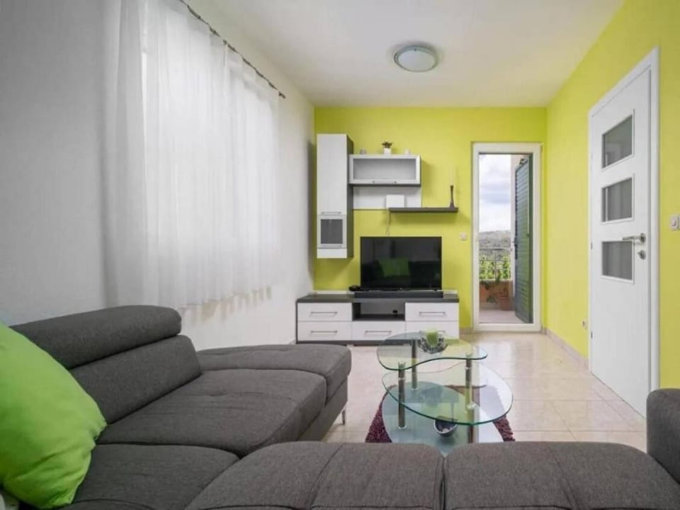 Sunny Holiday Home With Pool House in Split-Dalmatia County