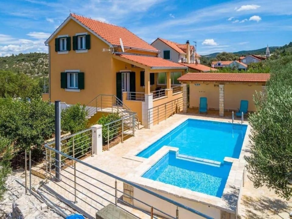 Sunny Holiday Home With Pool House in Split-Dalmatia County