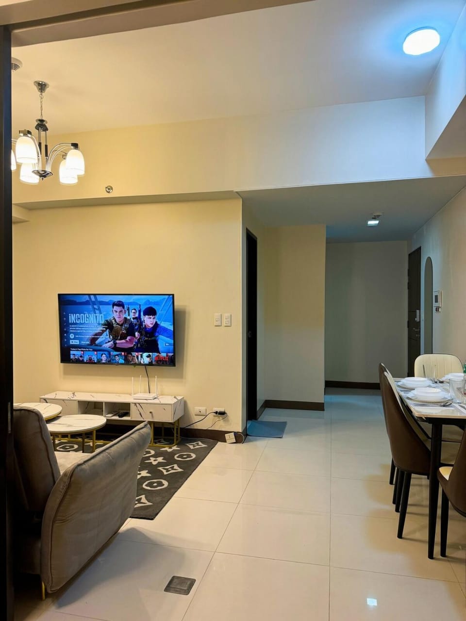 Sleek & Chic One-Bedroom Apartment in Pasay