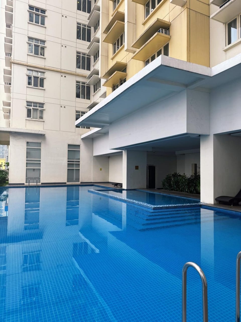 Sleek & Chic One-Bedroom Apartment in Pasay