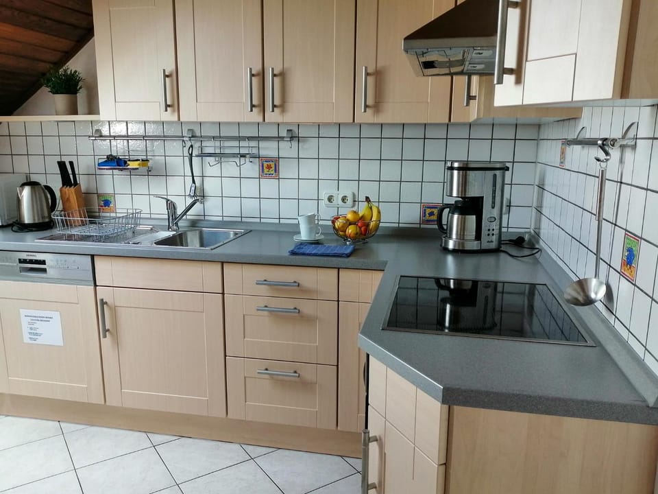 Coffee/tea facilities, Kitchen or kitchenette, stove