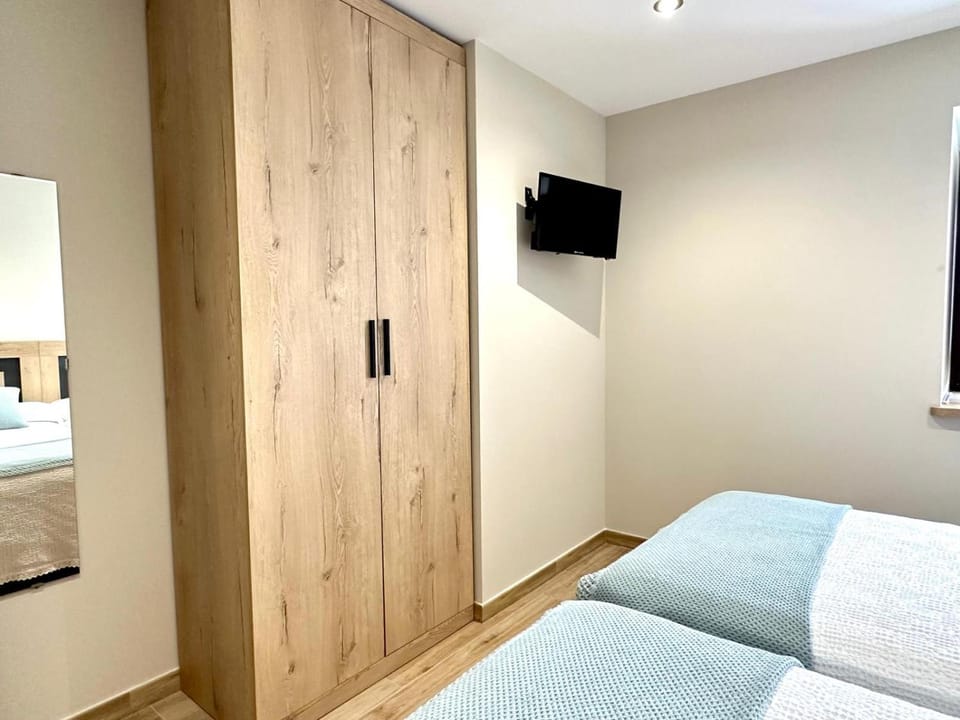 TV and multimedia, Photo of the whole room, Bedroom, wardrobe