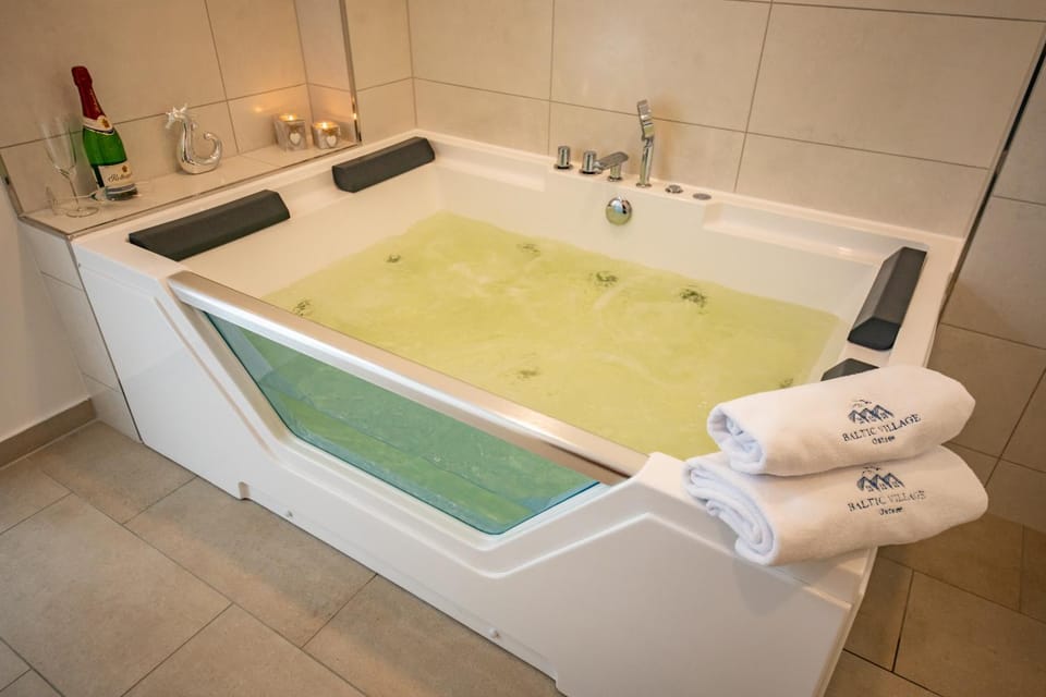 Hot Tub, Bathroom, Bath, towels