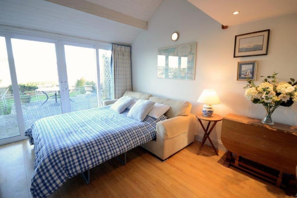 Steepfield Studio in the heart of Bantham Village Apartment in England