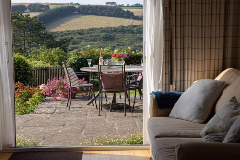 Steepfield Studio, bijou apartment Bantham SDevon Apartment in England
