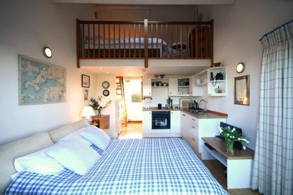 Steepfield Studio in the heart of Bantham Village Apartment in England