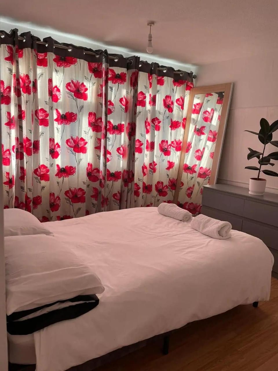 Bed, Bedroom, towels