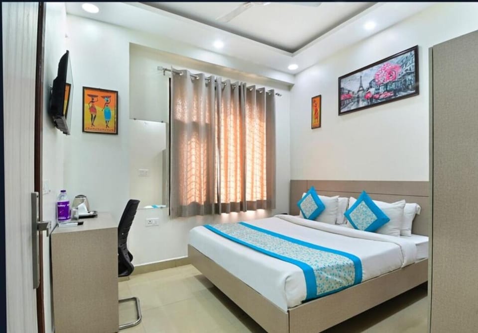 Bed, TV and multimedia, Photo of the whole room, Bedroom