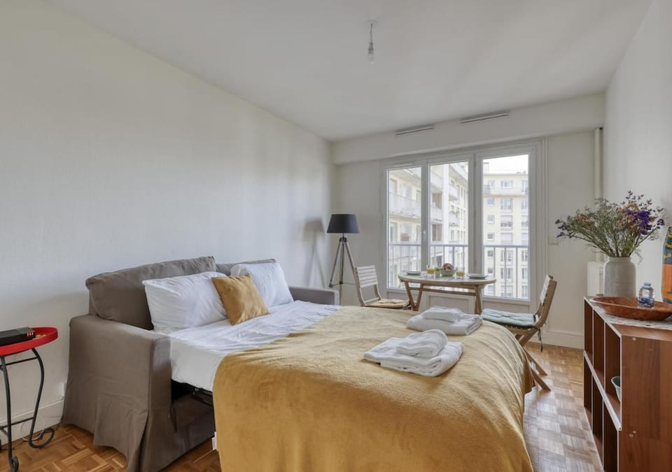Bed, Living room