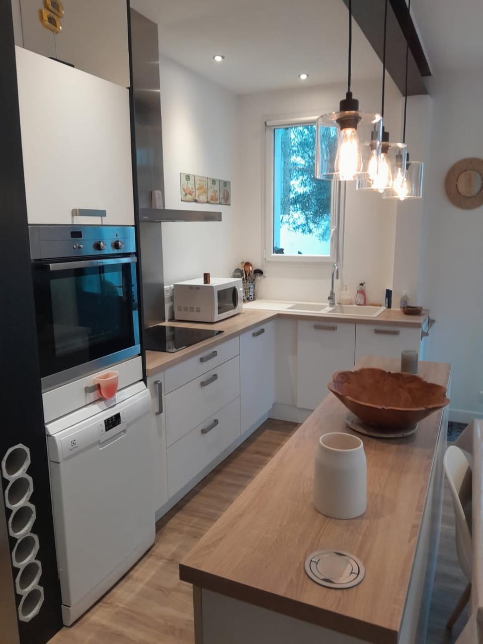 Kitchen or kitchenette, dishwasher, stove