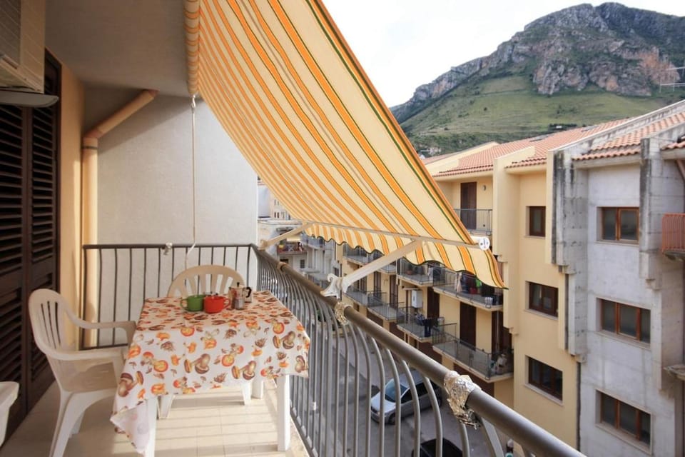 Property building, Day, Balcony/Terrace, Mountain view