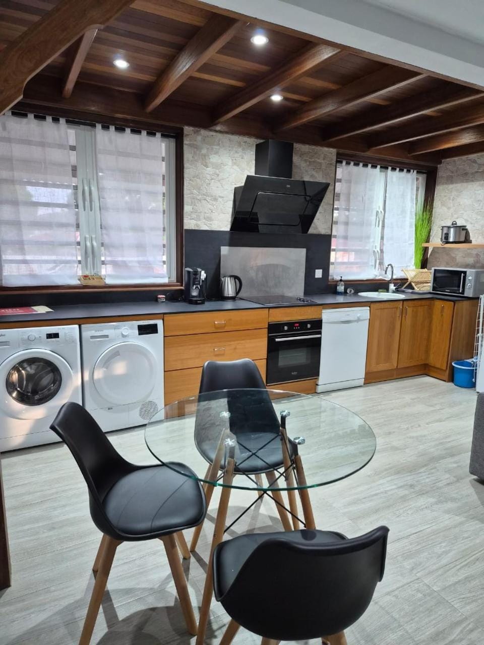 Kitchen or kitchenette, Dining area, minibar, stove