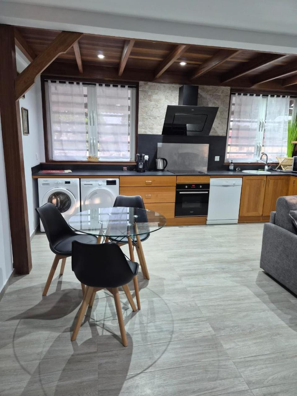 Kitchen or kitchenette, Dining area, minibar, oven, stove