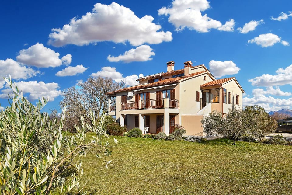 Apartments Presika 2372 Apartment in Istria County