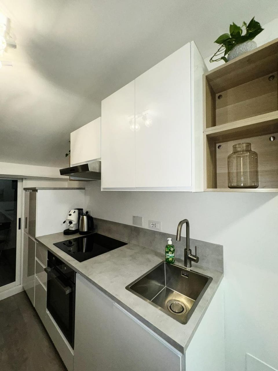 Coffee/tea facilities, Kitchen or kitchenette, stove