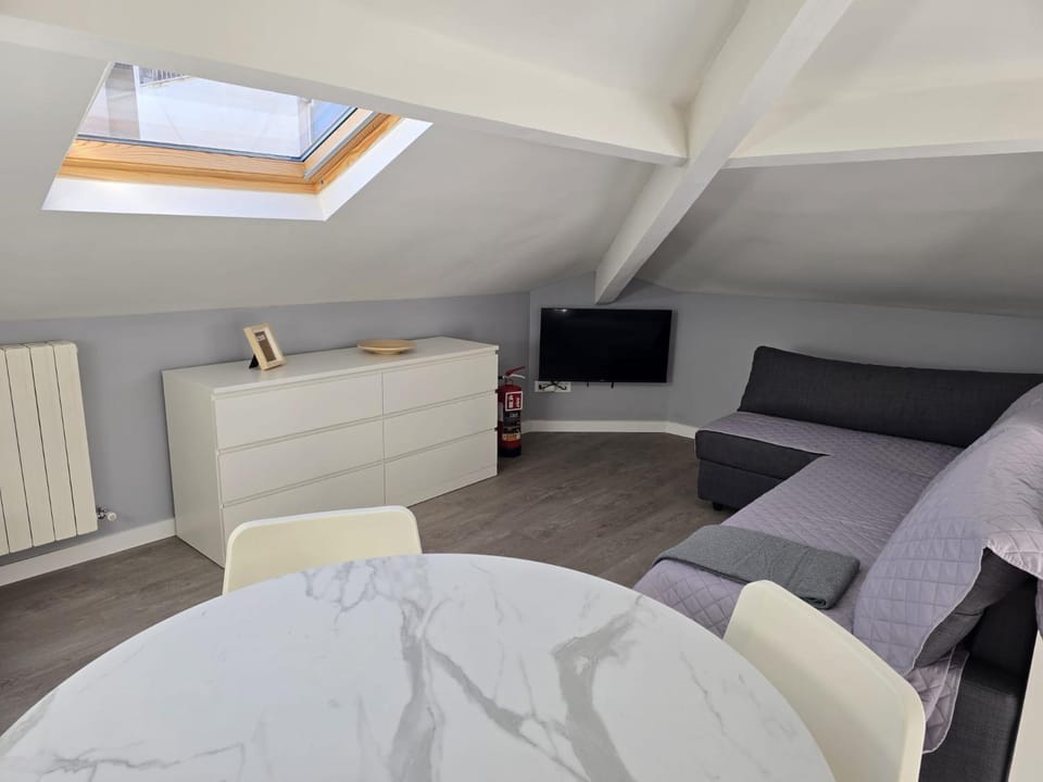 Communal lounge/ TV room, Bed, Summer, TV and multimedia, Living room, Photo of the whole room, Seating area, Evening entertainment, air conditioner