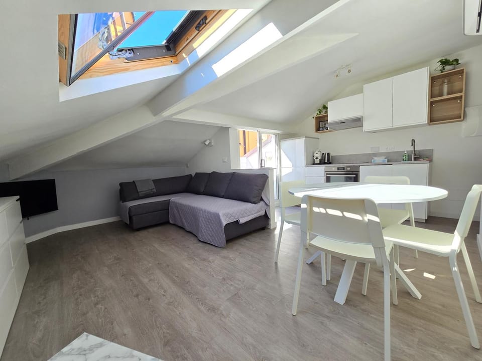 TV and multimedia, Kitchen or kitchenette, Living room, Seating area, Dining area, kitchen