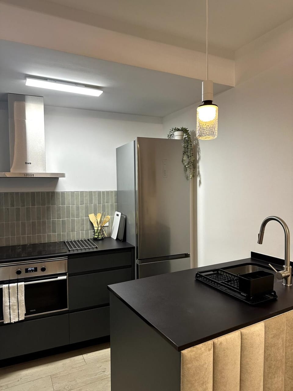 Kitchen or kitchenette, dishwasher, oven