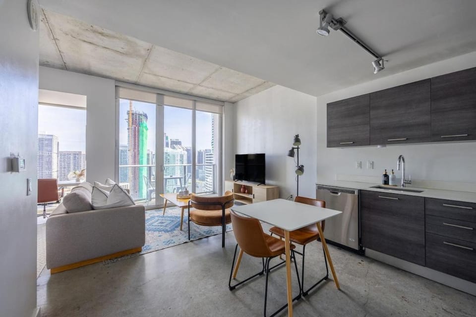 High Floor Pool Gym Brickell Apartment in Miami