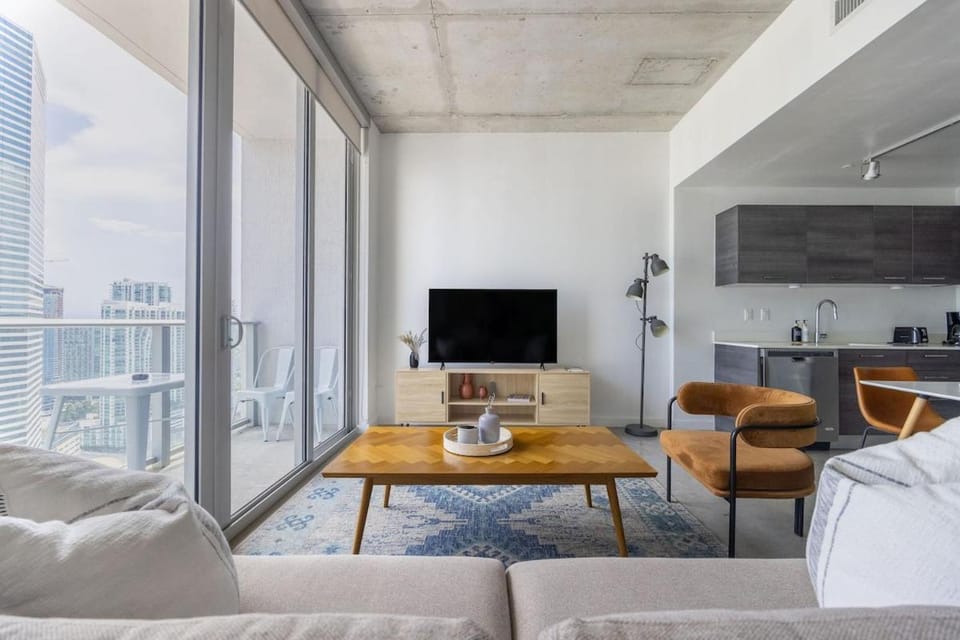 High Floor Pool Gym Brickell Apartment in Miami