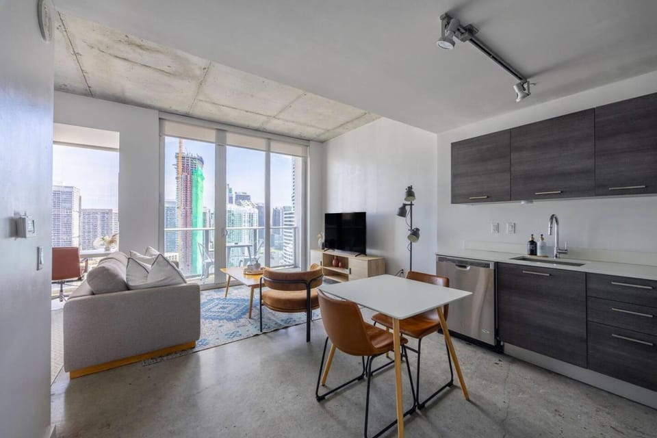 High Floor Pool Gym Brickell Apartment in Miami