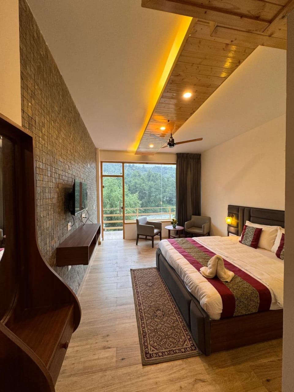 Photo of the whole room, Mountain view, River view