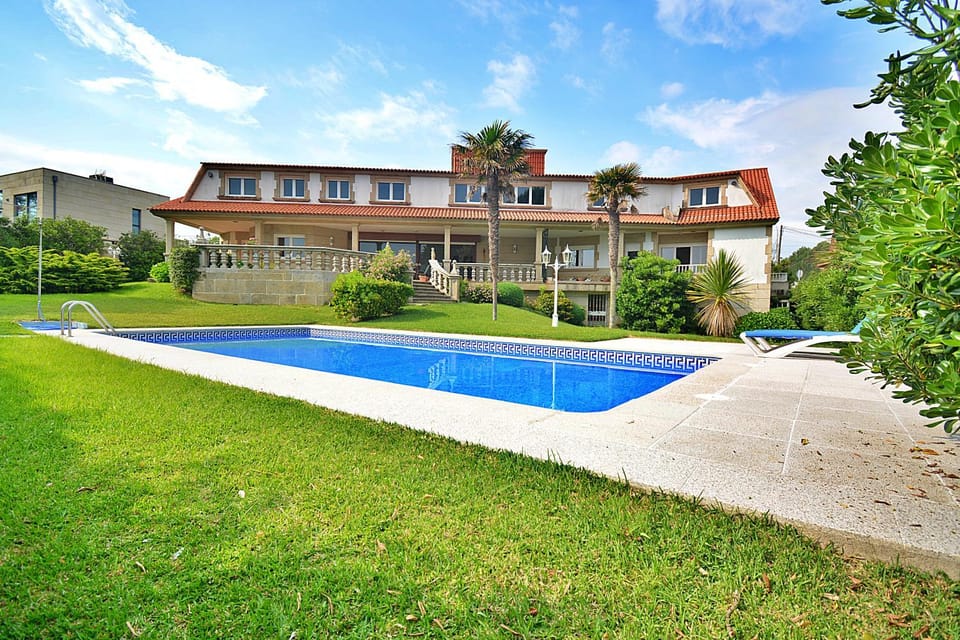 Property building, Garden, Swimming pool