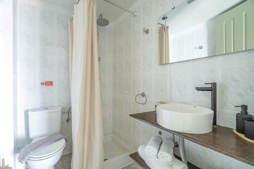 Shower, Toilet, Bathroom, towels