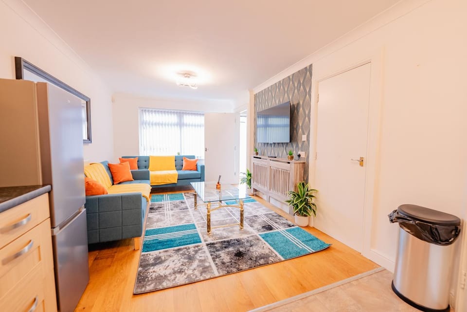 TV and multimedia, Kitchen or kitchenette, Living room, Seating area