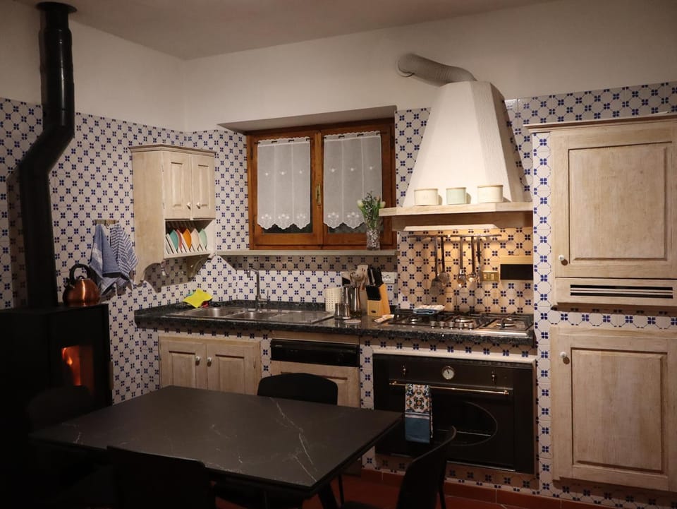 Kitchen or kitchenette, Dining area, stove