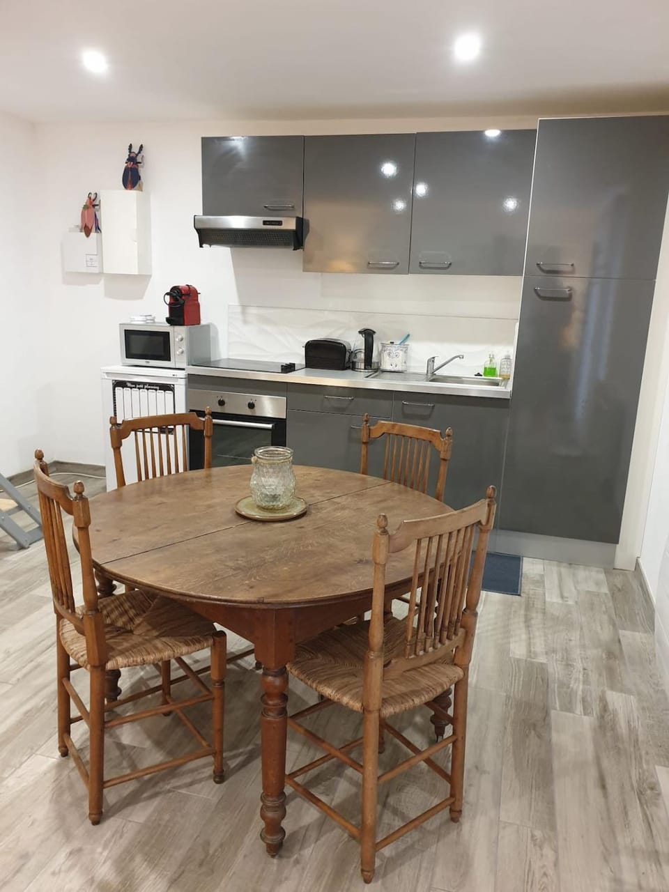 Kitchen or kitchenette, Dining area