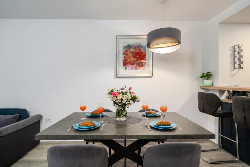 Food and drinks, Dining area
