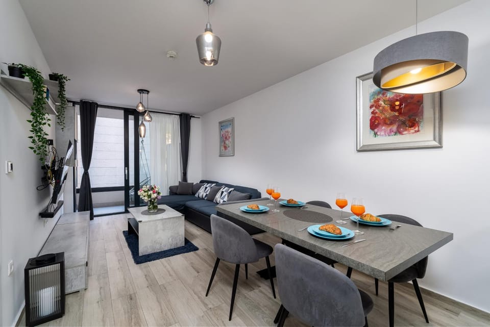 Living room, Food and drinks, Seating area, Dining area
