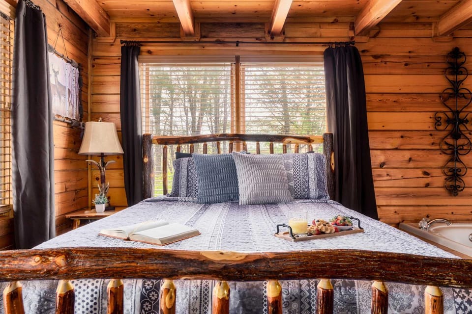 Quaint & Cozy - Great location - Hot Tub - BBQ House in Pigeon Forge