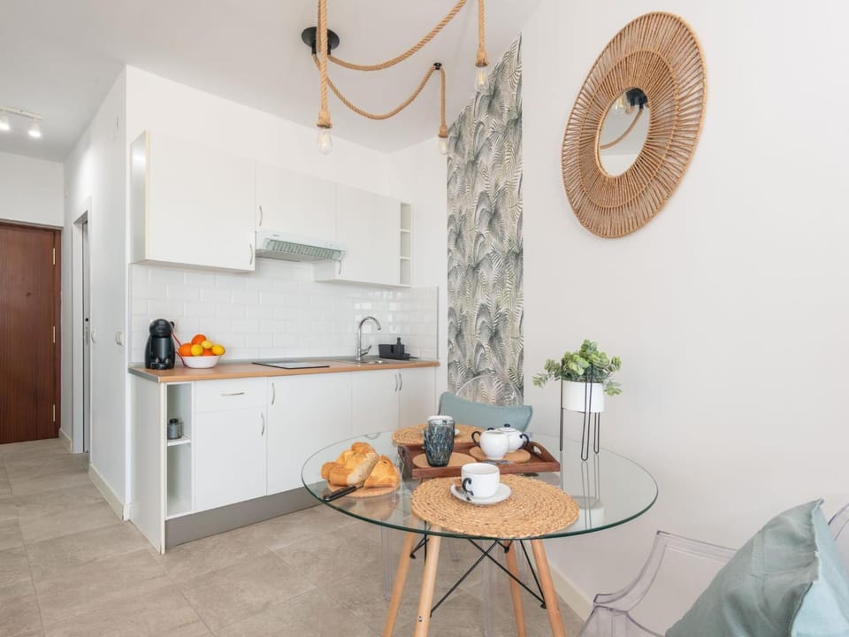 Kitchen or kitchenette, Food and drinks, Dining area, stove