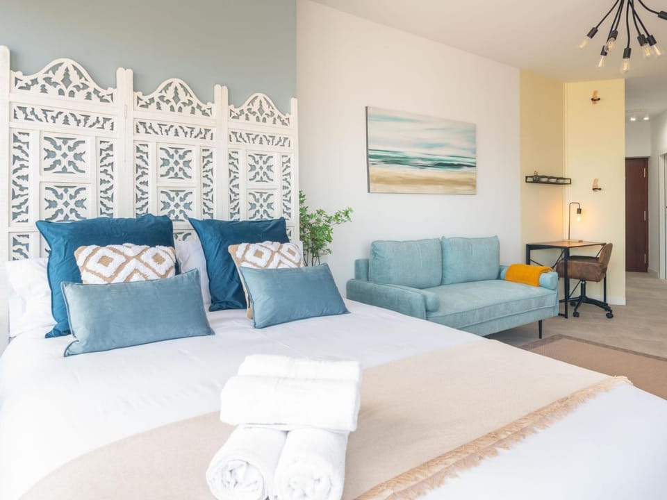 Bed, Living room, Photo of the whole room, Seating area, Bedroom