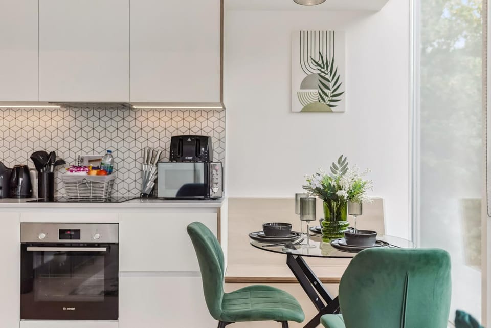 Coffee/tea facilities, Kitchen or kitchenette, Living room, Seating area, Dining area, stove, toaster