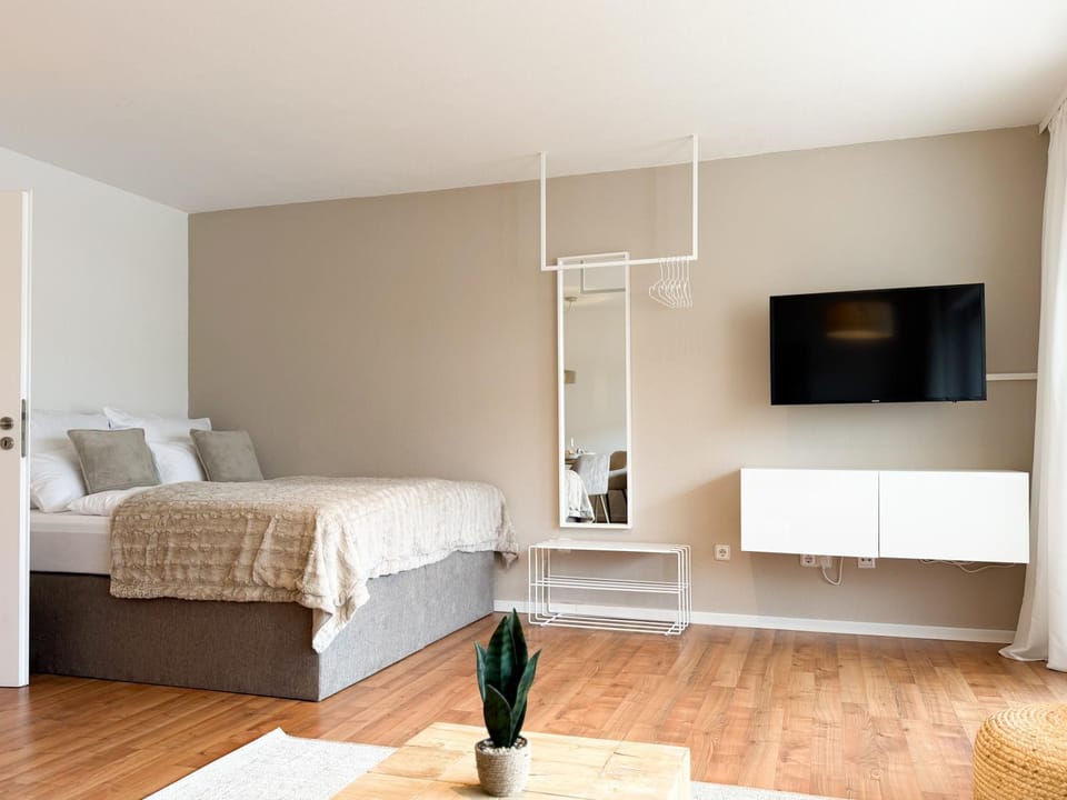 Bed, TV and multimedia, Photo of the whole room, Bedroom